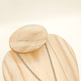 Cordão rodinado com pingente relicário.