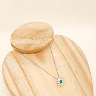 Corrente com pingente cristal verde irradiahte