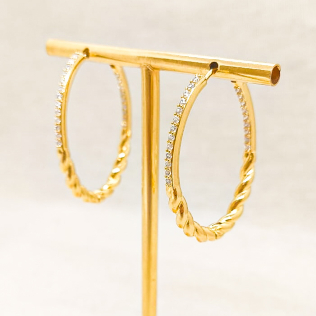 Brinco Argola Oval Cravejada 