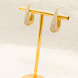 Argola click gota icônica cravejada