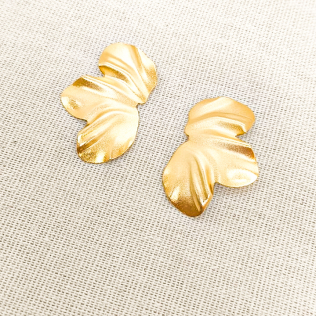 Brinco Maxi metade flor Banhada a Ouro Acetinado