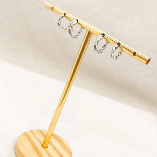 Duo de argolas pequenas torcidas banhadas ródio