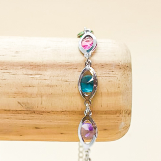 Pulseira  com elos vazados e cristais no centro rodinada