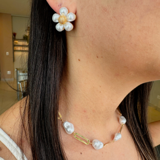 Brinco flor com pétalas em pérolas