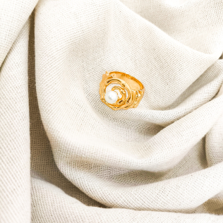 Anel em espiral trabalhado com pérola central