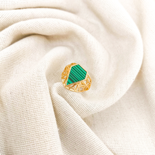 Anel com triângulo em Pedra Malaquita