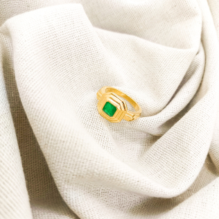 Anel com cristal quadrado de esmeralda