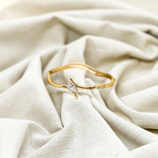 Bracelete formato de ramo com gota de zircônia