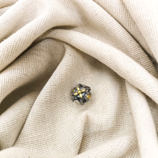 Berloque Coroa com detalhes em ouro