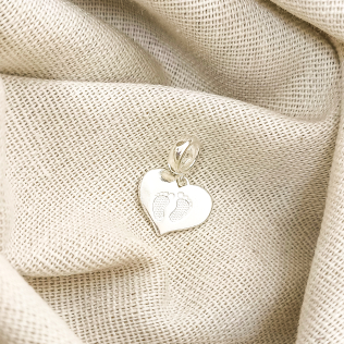 Berloque coração com pés de recém nascido