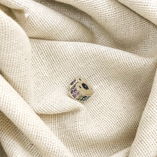 Berloque trava em formato de coração cravejado colorido