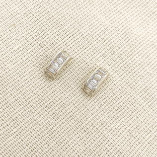 Mini argola de pino com zircônia baguete