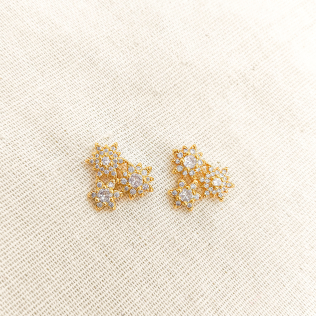 Brinco 3 estrelas cravejadas