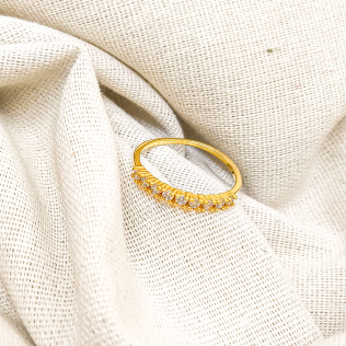 Anel Aparador Dourado com Fileira de Zircônias Redondas