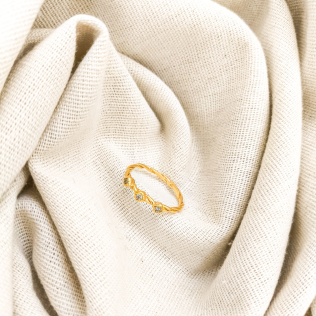 Anel fino trançado com 3 pontos de luz