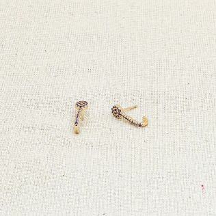 Brinco anzol cravejado com cristais azul celeste e rosa