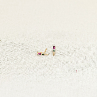 Brinco lança geométrica esmeralda e rubi