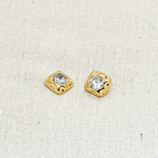 Brinco piramidal martelado com ponto de luz