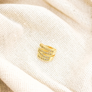 Piercing de orelha vazado e cravejado