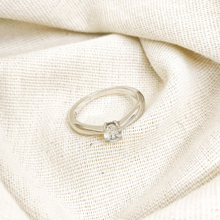 Anel prata rodinado solitário  4 pontas