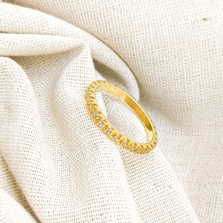 Anel Dourado Cravejado em Zircônias 