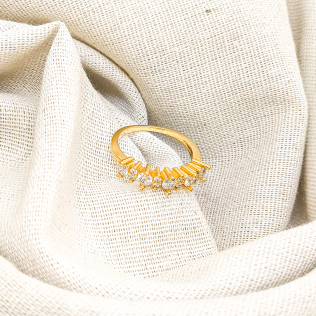 Anel Dourado Aparador em Zircônias 