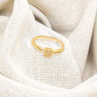 Anel solitário com 4 mini pontos de zircônias