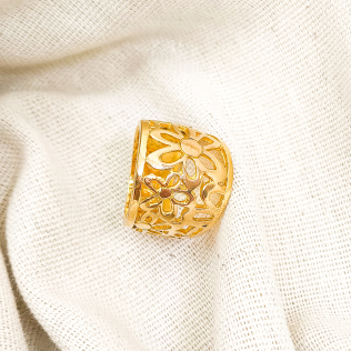 Anel liso flores vazadas