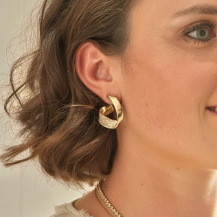 Brinco fio torcido cravejado