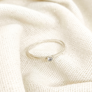 Anel prata ponto de luz minimalista