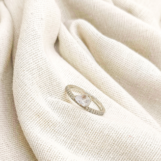 Anel rodinado cravejado com gota deitada