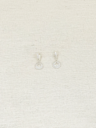 Argola click com pingente medalha de trevo