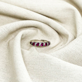 Anel prata aparador pedra rosa