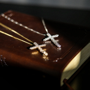 Cruz maleável cravejada