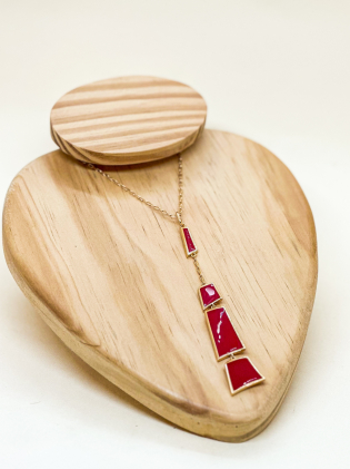 Corrente com pingente pêndulo retangular com resina vermelha