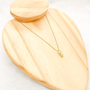 Corrente com pingente filha de cristal branco