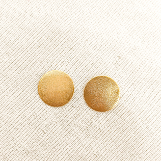 Brinco esfera banho de ouro acetinado