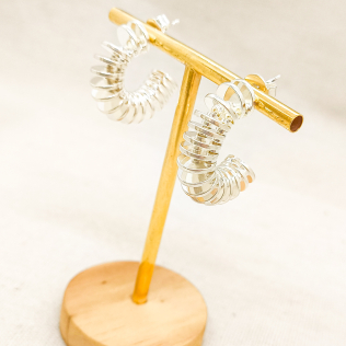 Argola Dourada Pino de Moedas prata leve