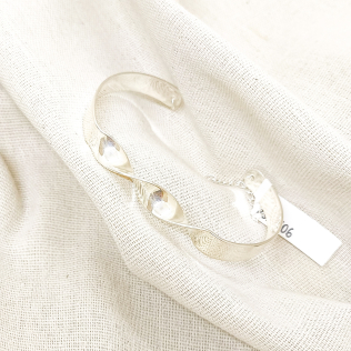 Bracelete orgânico torcido  prata leve