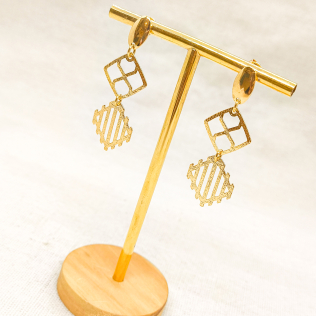 Brinco pêndulos quadrados vazados