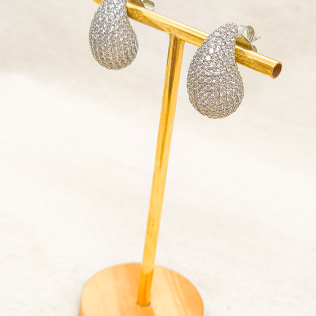 Brinco gota  cravejada pequena