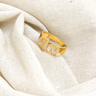 Anel Dourado Liso com Pedras Baguete