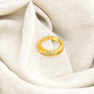 Anel Dourado Losango Cravado 