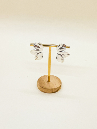 Brinco 3 pétalas em prata leve