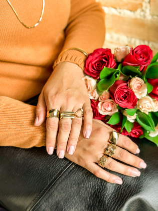 Anel Dourado Liso Vazado Oval Orgânico 