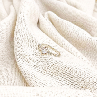 Anel Solitário Prata Ponto de Luz com Cravação 