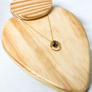 Corrente com pingente esférico com olho de tigre