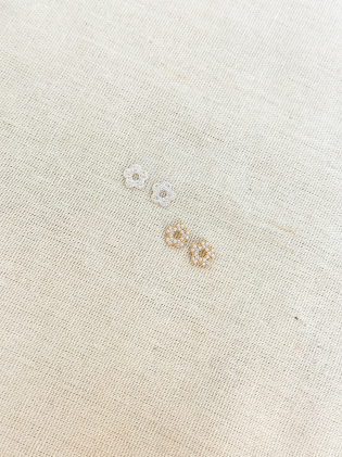 Brinco flor cravejado 