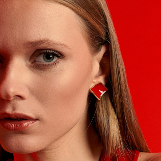 Brinco geométrico vermelho esmaltado