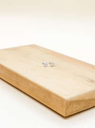 Brinco ponto de luz quadrado 4mm